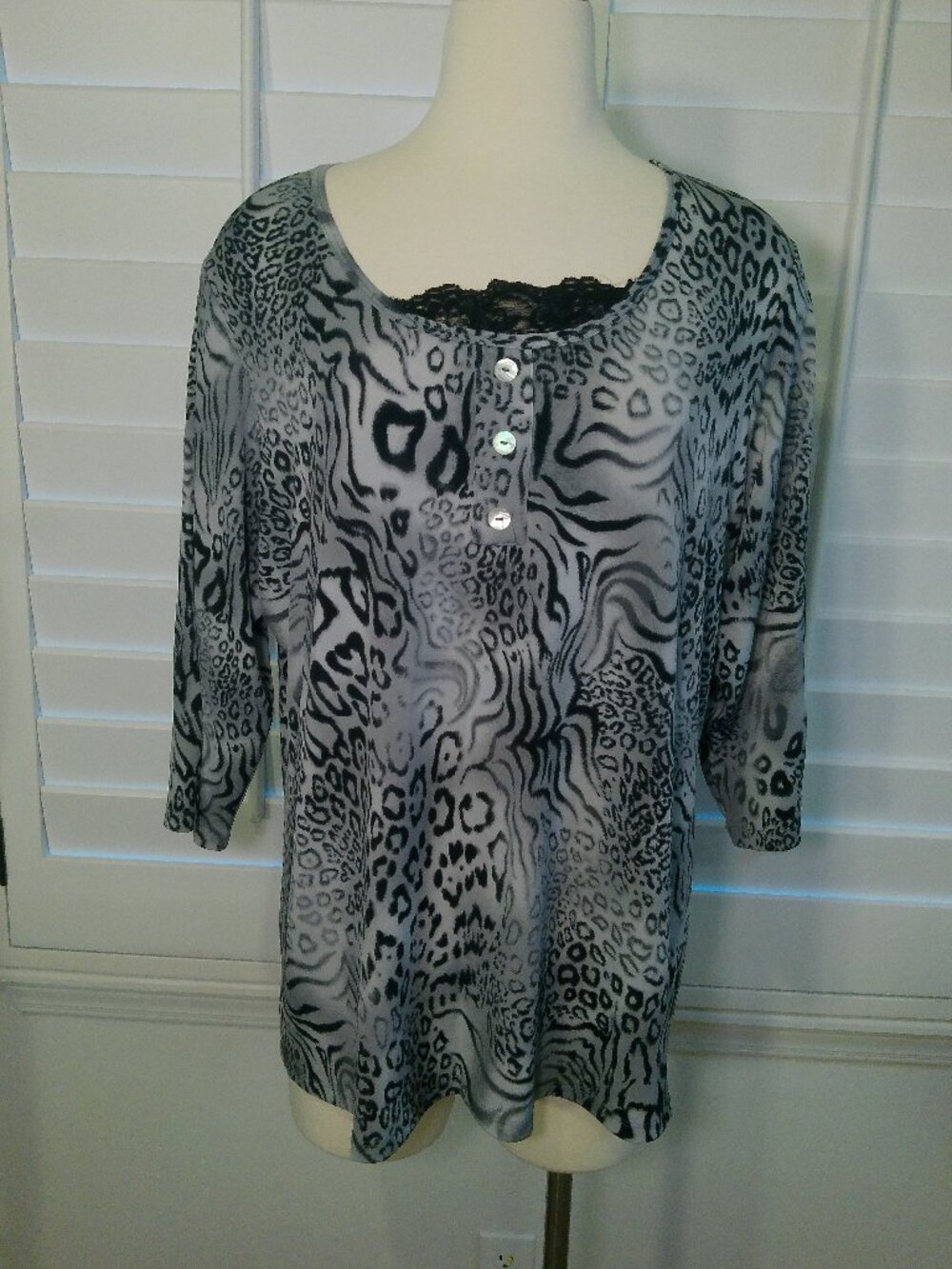 Blouse Animal Print Scoop Neck Stretch Pullover SUSAN GRAVER Size XL?